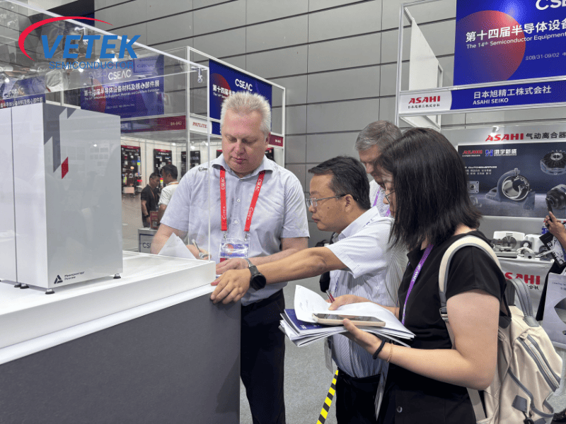 Vetek Semiconductor executives introduce the new process to customers.