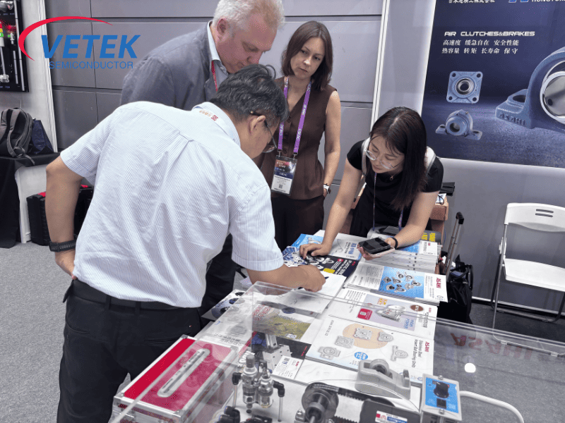 Vetek Semiconductor leadership explains the new product to customers.